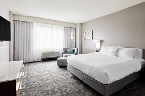 Hypo-allergenic bedding, desk, iron/ironing board - Courtyard by Marriott Milwaukee Downtown (Milwaukee)