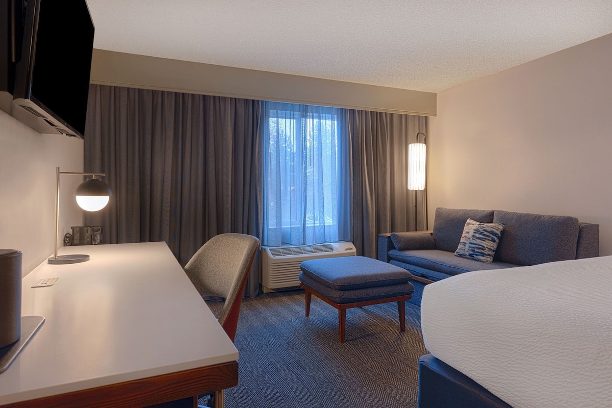 Room, 1 King Bed with Sofa bed | Living area | 32-inch LCD TV with cable channels, TV, video-game console