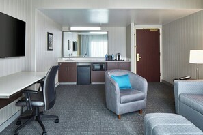 Suite, 1 Bedroom, Balcony | Living room