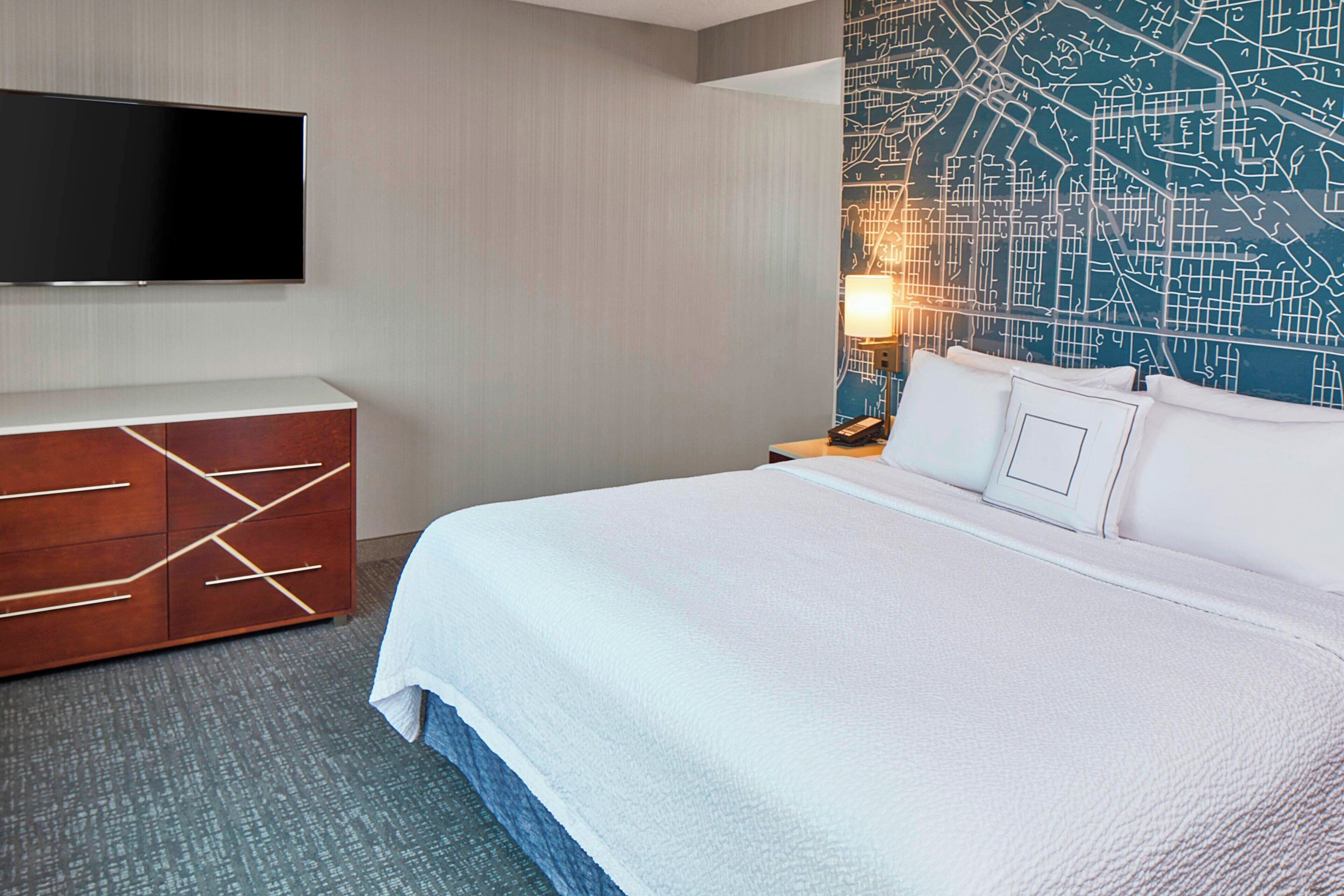 suite, 1 bedroom, balcony | premium bedding, pillow-top beds, desk, iron/ironing board