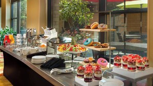 A buffet with various food items and beverages. - Courtyard Portland Downtown/Convention Center (Portland)
