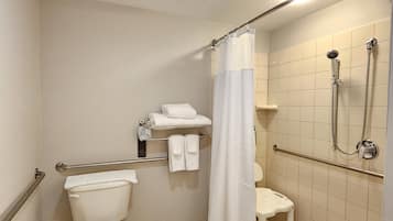 Rum - 1 kingsize-säng med bäddsoffa (Mobility/Hearing Access, Roll-In Shwr) | Badrum | Hårtork och handdukar
