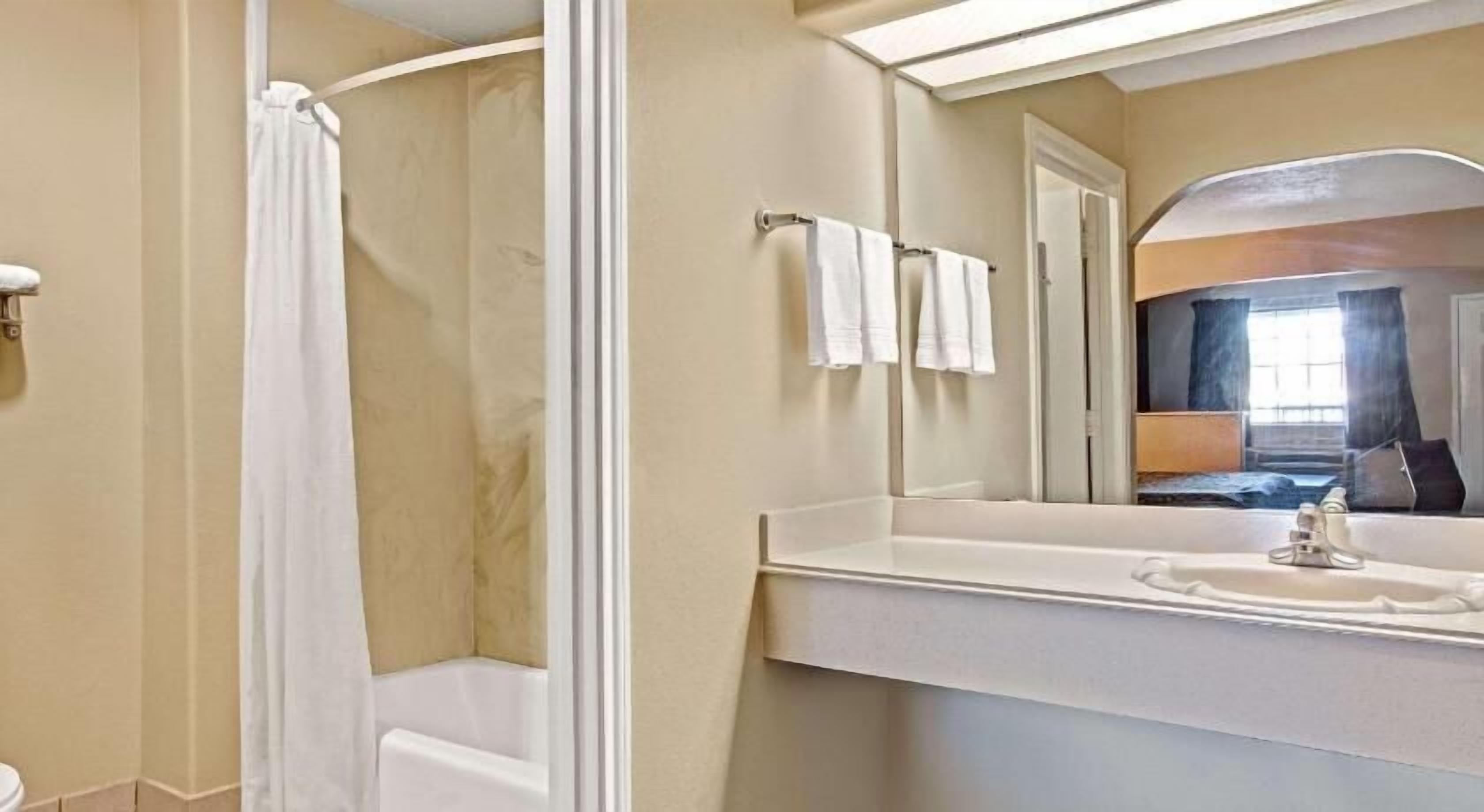 Bathroom | Combined shower/tub, deep soaking tub, hydromassage showerhead