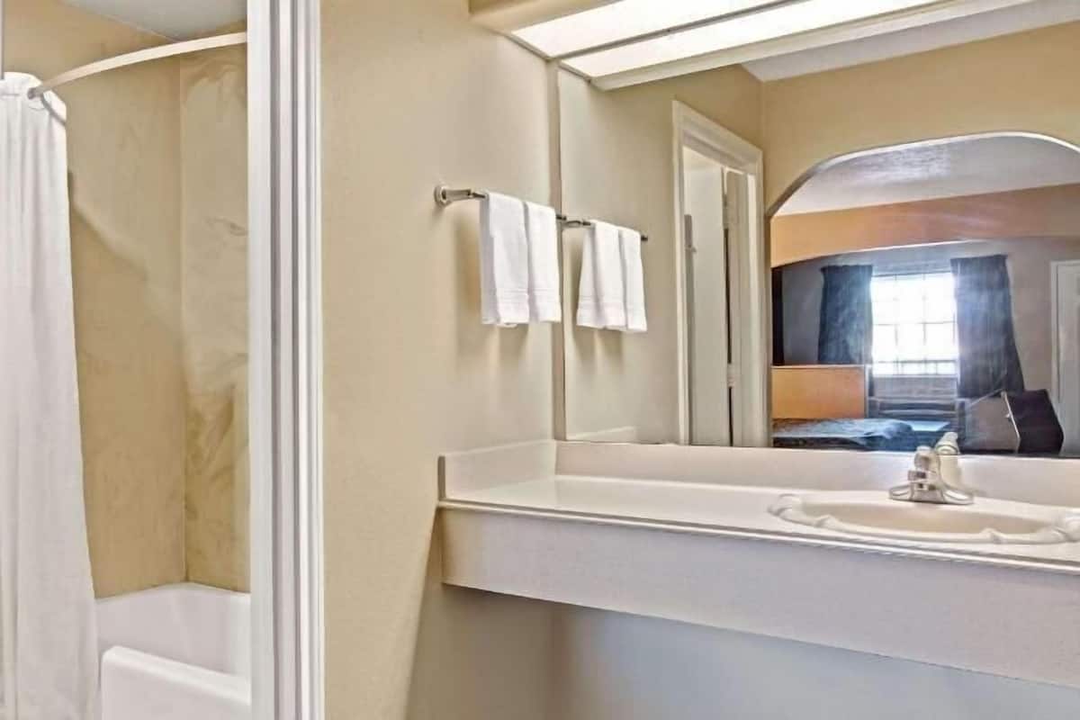 Bathroom | Combined shower/bathtub, deep-soaking bathtub, hydromassage showerhead