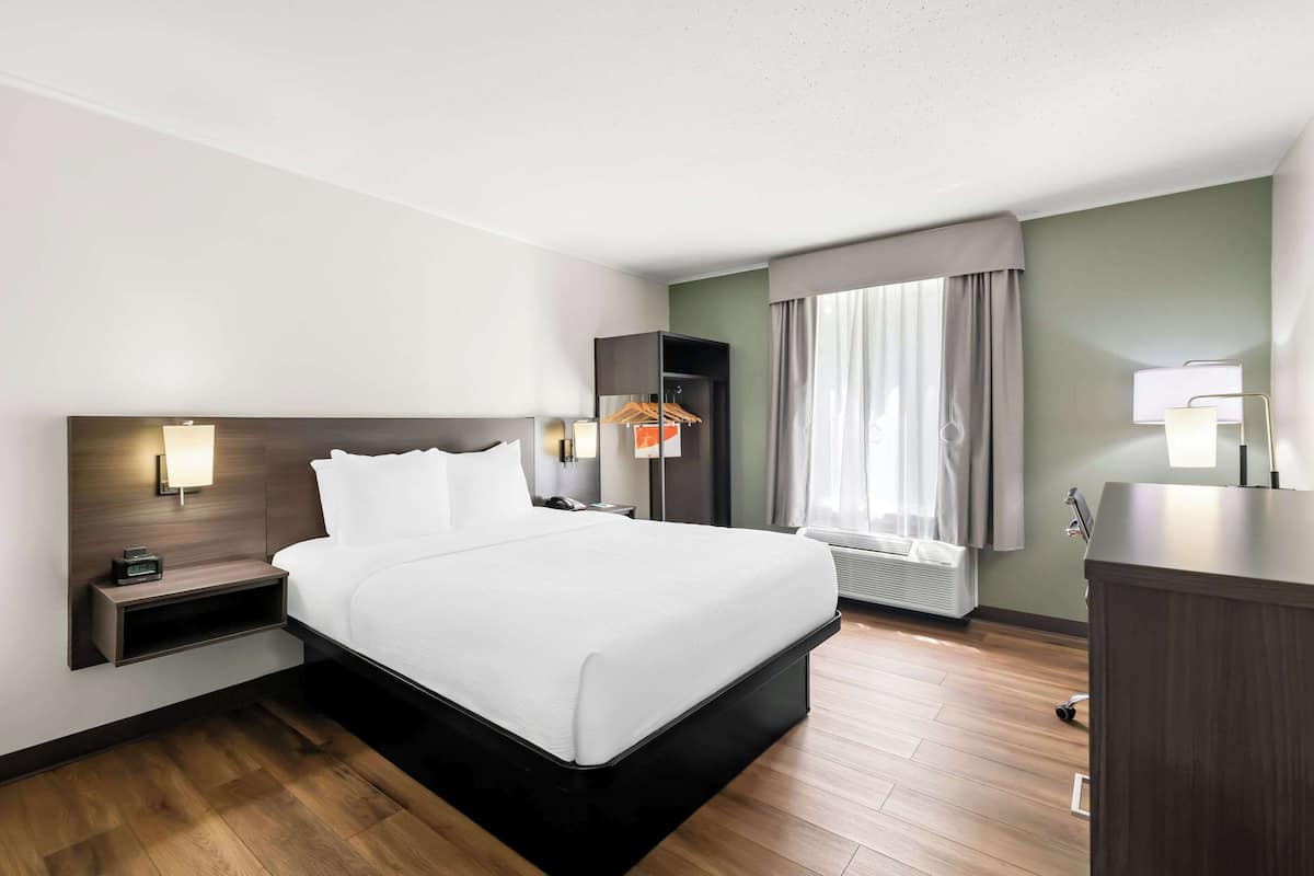 Room, 1 Queen Bed, Accessible, Non Smoking | 1 bedroom, premium bedding, Select Comfort beds, in-room safe