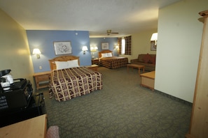 Suite familiar, 2 camas Queen size, para no fumadores | Escritorio, cortinas blackout y tabla de planchar con plancha