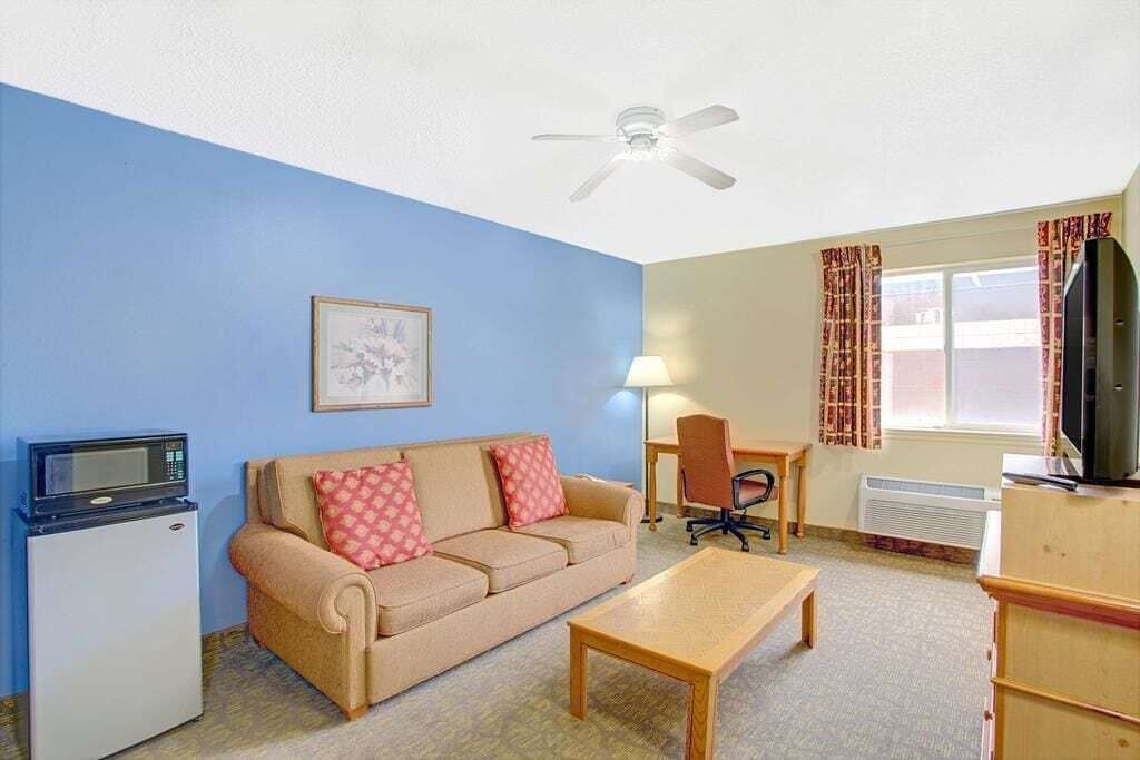 Living area | 32-inch TV with cable channels