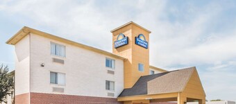 Days Inn & Suites by Wyndham Dallas