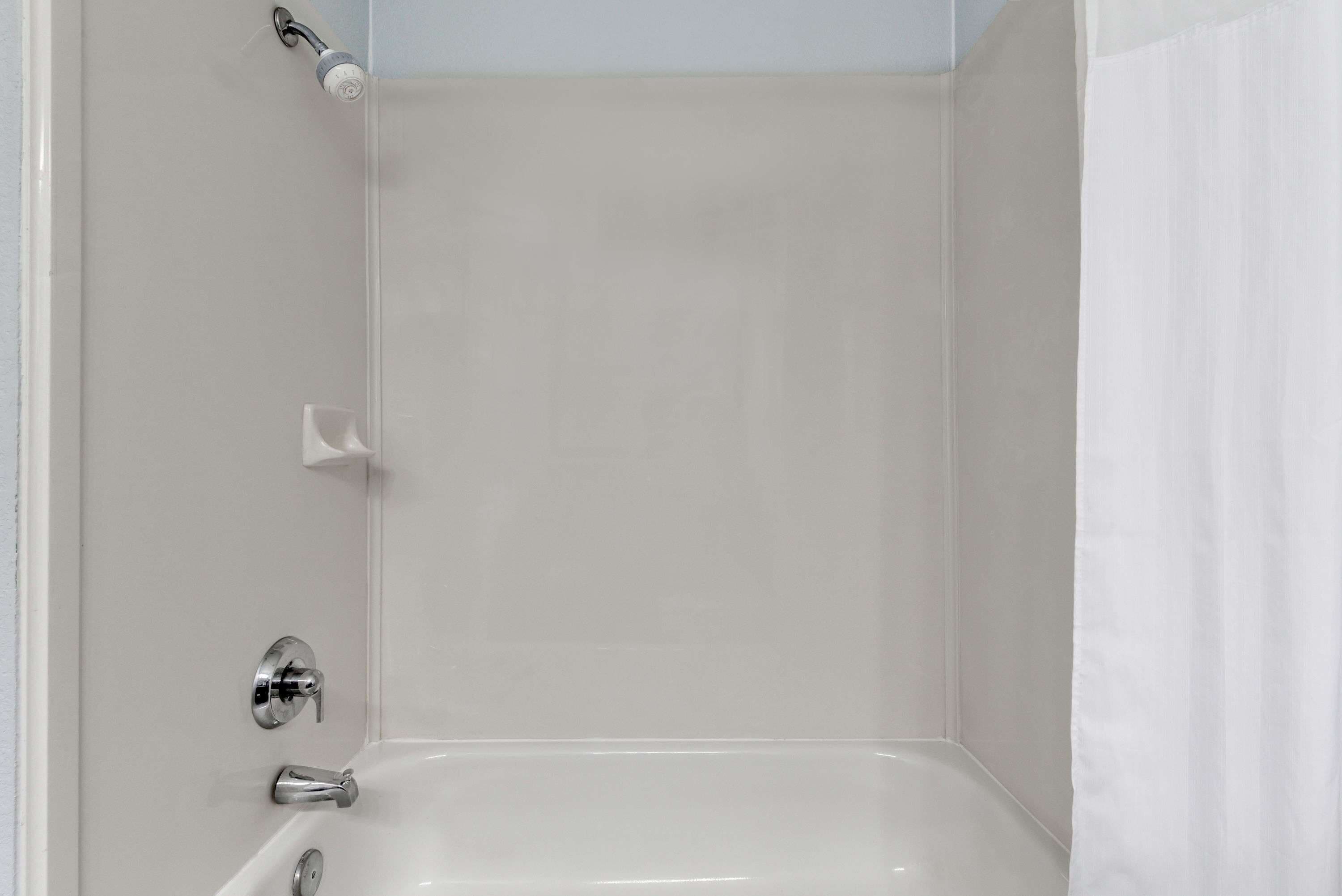 standard room, 1 king bed, non smoking | bathroom | free toiletries, hair dryer, towels