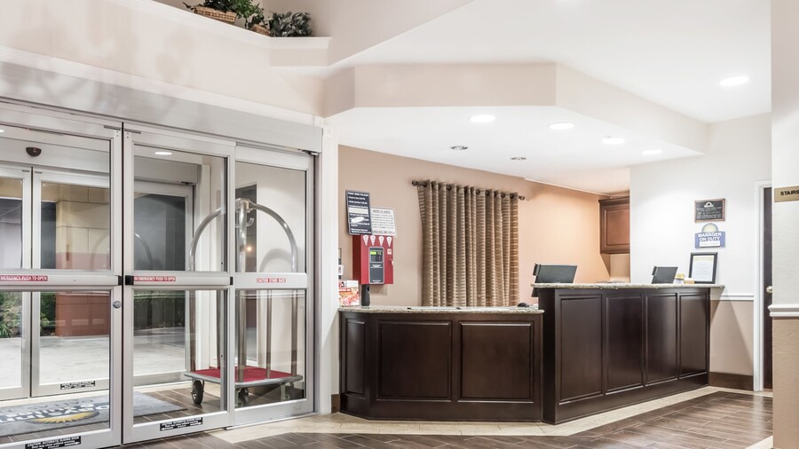 Days Inn & Suites by Wyndham Dallas