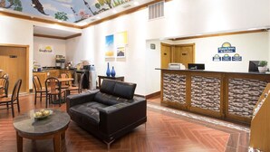 Lobby - Days Inn & Suites by Wyndham Big Spring (Big Spring)