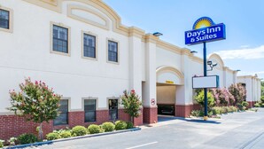 Exterior - Days Inn & Suites by Wyndham Big Spring (Big Spring)