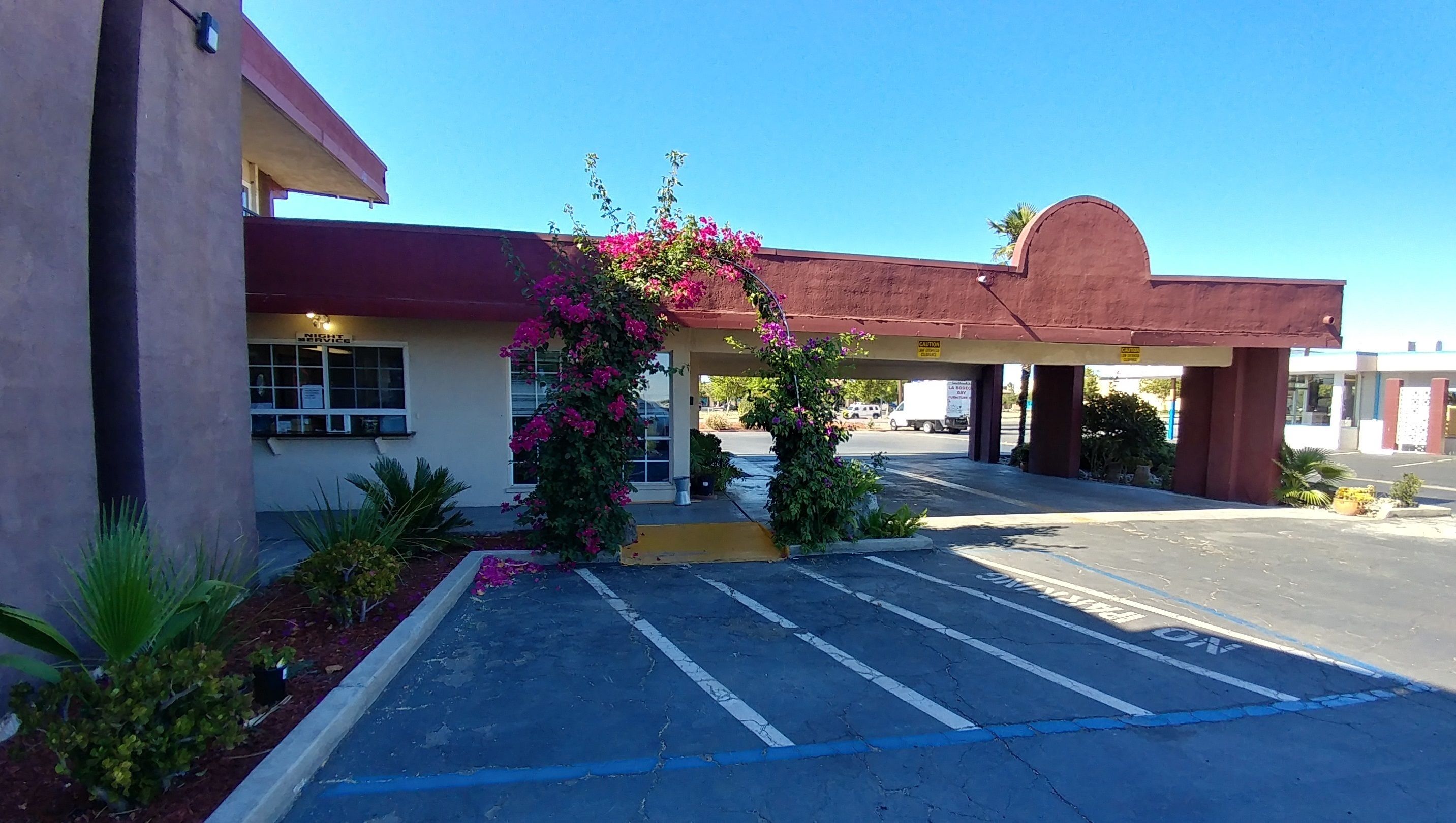 Voorkant accommodatie - avond/nacht