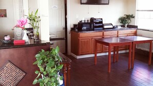 Una cocina amplia con armarios de madera, una mesa de comedor y un ventanal grande.