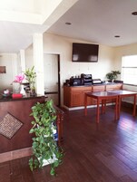 Una cocina amplia con armarios de madera, una mesa de comedor y un ventanal grande.