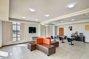 Lobby lounge - Motel 6 Lindale, TX (Lindale)