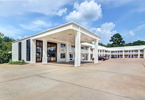 Property entrance - Motel 6 Lindale, TX (Lindale)
