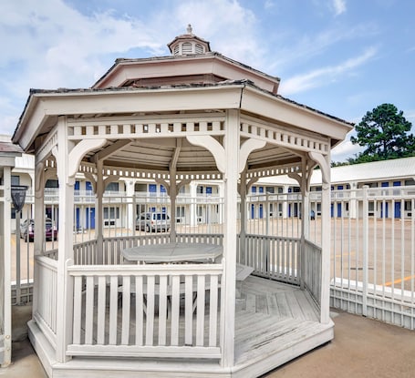 Gazebo. Motel 6 Lindale, TX