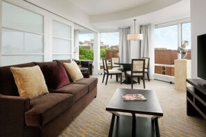 Studio suite, 1 kingsize bed, op de hoek | Woonruimte | Een 55-inch lcd-televisie met kabelzenders, een televisie en Netflix