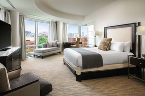 Studio Suite, 1 King Bed, Corner | Egyptian cotton sheets, premium bedding, down comforters, pillowtop beds