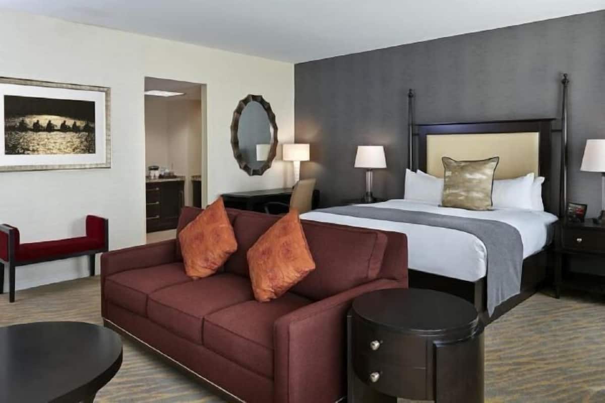 1 bedroom, Egyptian cotton sheets, premium bedding, down comforters