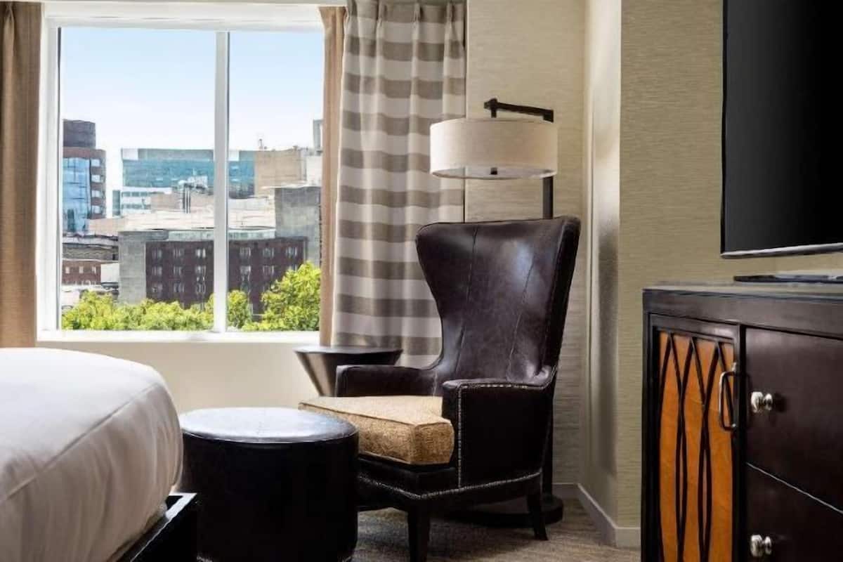 1 bedroom, Egyptian cotton sheets, premium bedding, down duvets