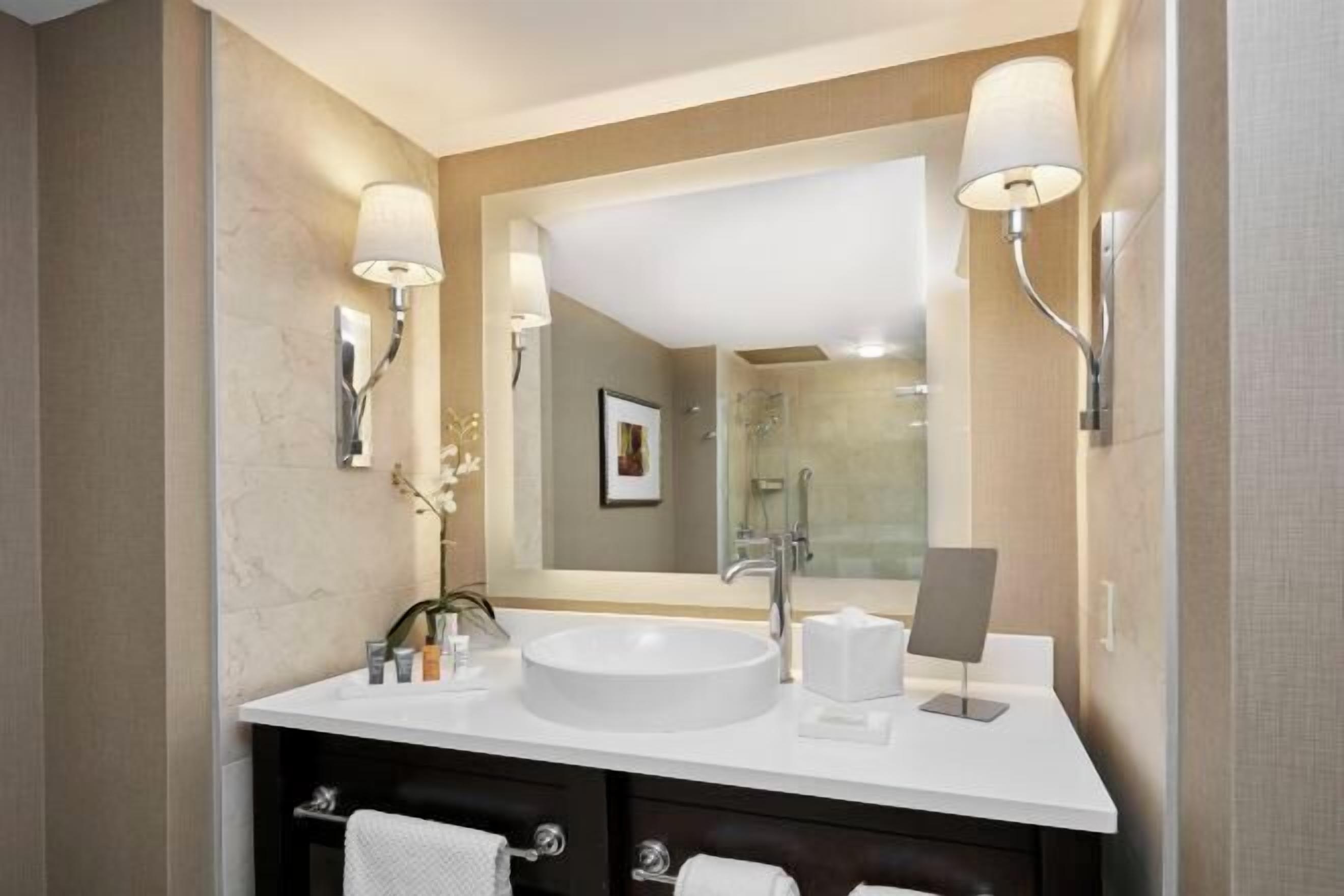 Regendusche, Designer-Toilettenartikel, Haartrockner, Bademäntel