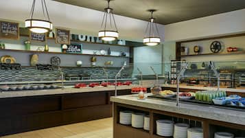 供應午餐、晚餐、早午餐;創意料理
