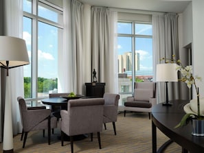 Een 55-inch lcd-televisie met kabelzenders, een televisie en Netflix