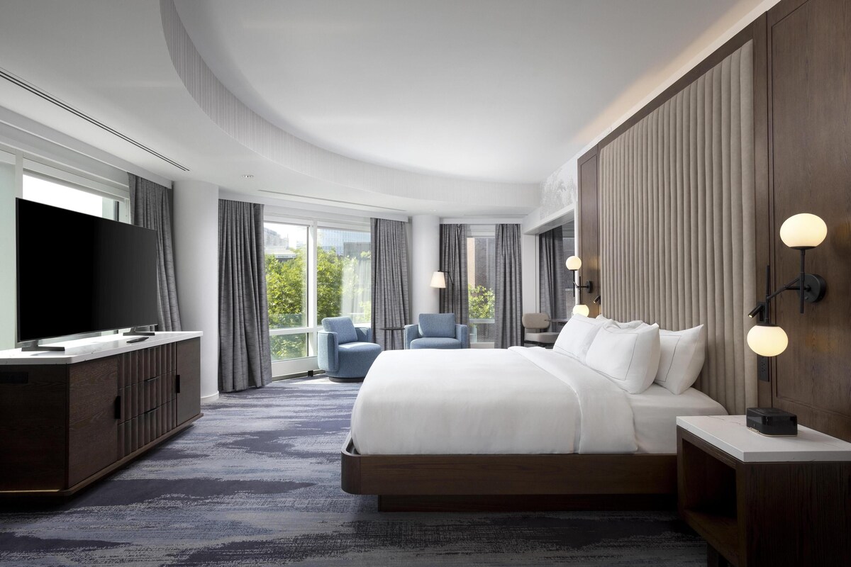 Studio Suite, 1 King Bed, Corner | Egyptian cotton sheets, premium bedding, down duvets, pillow-top beds