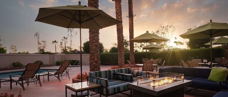 Hồ bơi ngoài trời, dù/ô trên bãi biển/hồ bơi, ghế dài tắm nắng