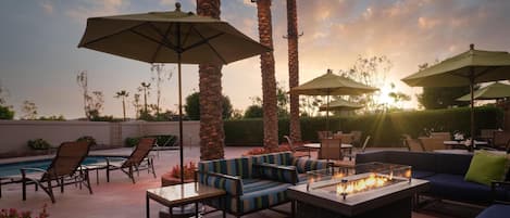 Outdoor pool, pool umbrellas, sun loungers