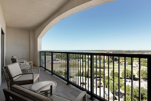 A balcony with a view of a parking lot and buildings. - Embassy Suites by Hilton Dallas DFW Airport North (Grapevine)