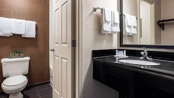 Combined shower/bathtub, free toiletries, hair dryer, towels