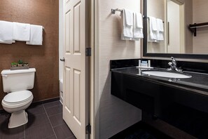 Combined shower/bathtub, free toiletries, hair dryer, towels - Fairfield Inn by Marriott Charlotte Northlake (Charlotte)