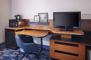 办公桌、笔记本电脑工作区、遮光窗帘、熨斗/熨衣板