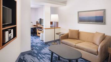 Estudio ejecutivo, 1 cama King size y sofá cama | Escritorio, espacio para trabajar con laptop y cortinas blackout