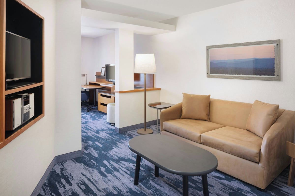 Executive studio, 1 kingsize bed met slaapbank | Woonruimte | Een 32-inch ledtelevisie met kabelzenders, televisie en Netflix