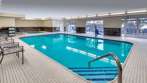 Una amplia piscina interior con suelo de baldosas y agua cristalina.