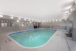 Inomhuspool och solstolar