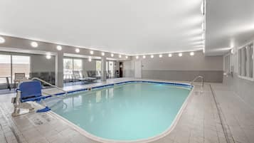 Inomhuspool och solstolar