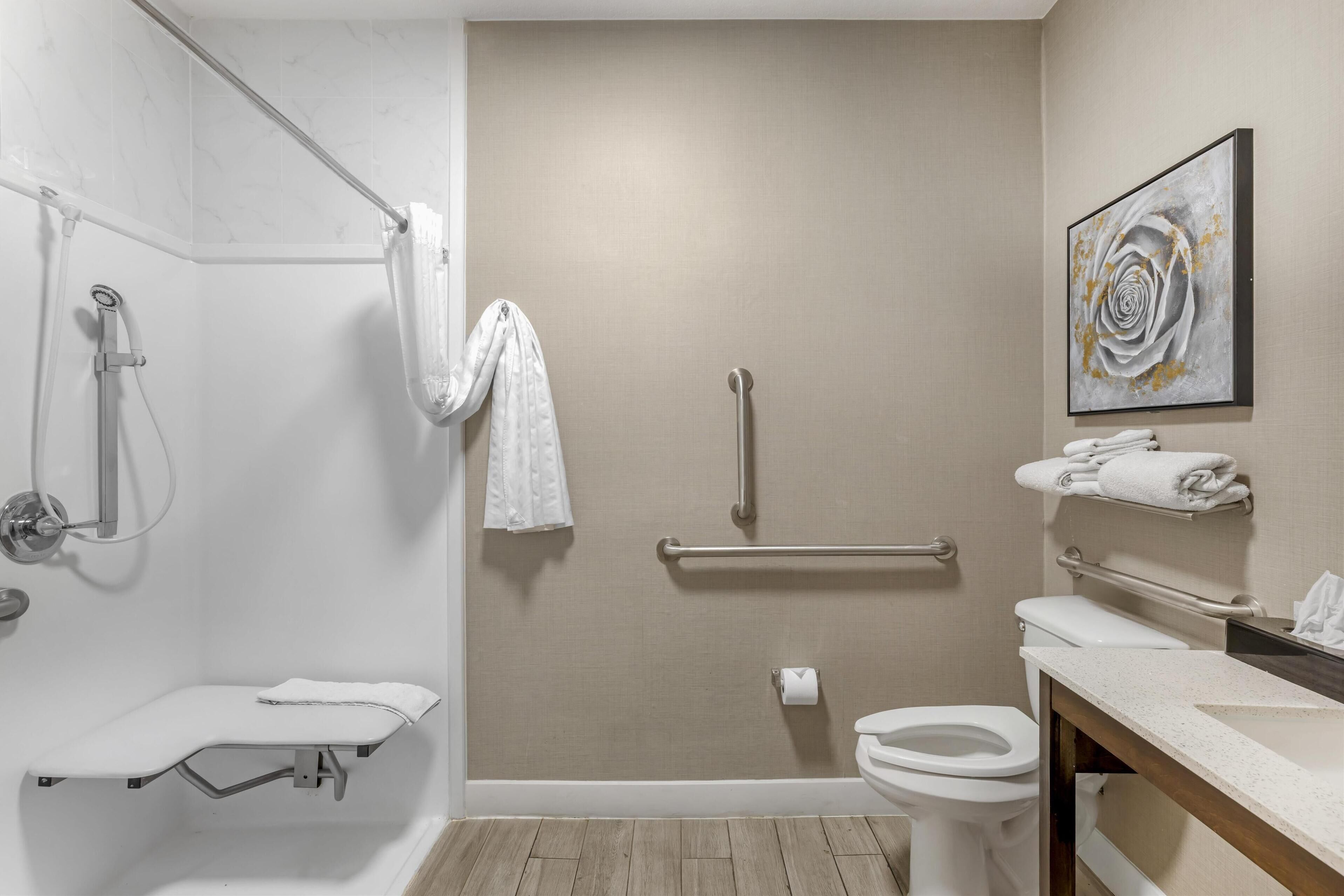 Une salle de bain moderne équipée d’une douche, de toilettes et d’un lavabo.