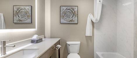Un baño moderno con lavamanos, inodoro y bañera.