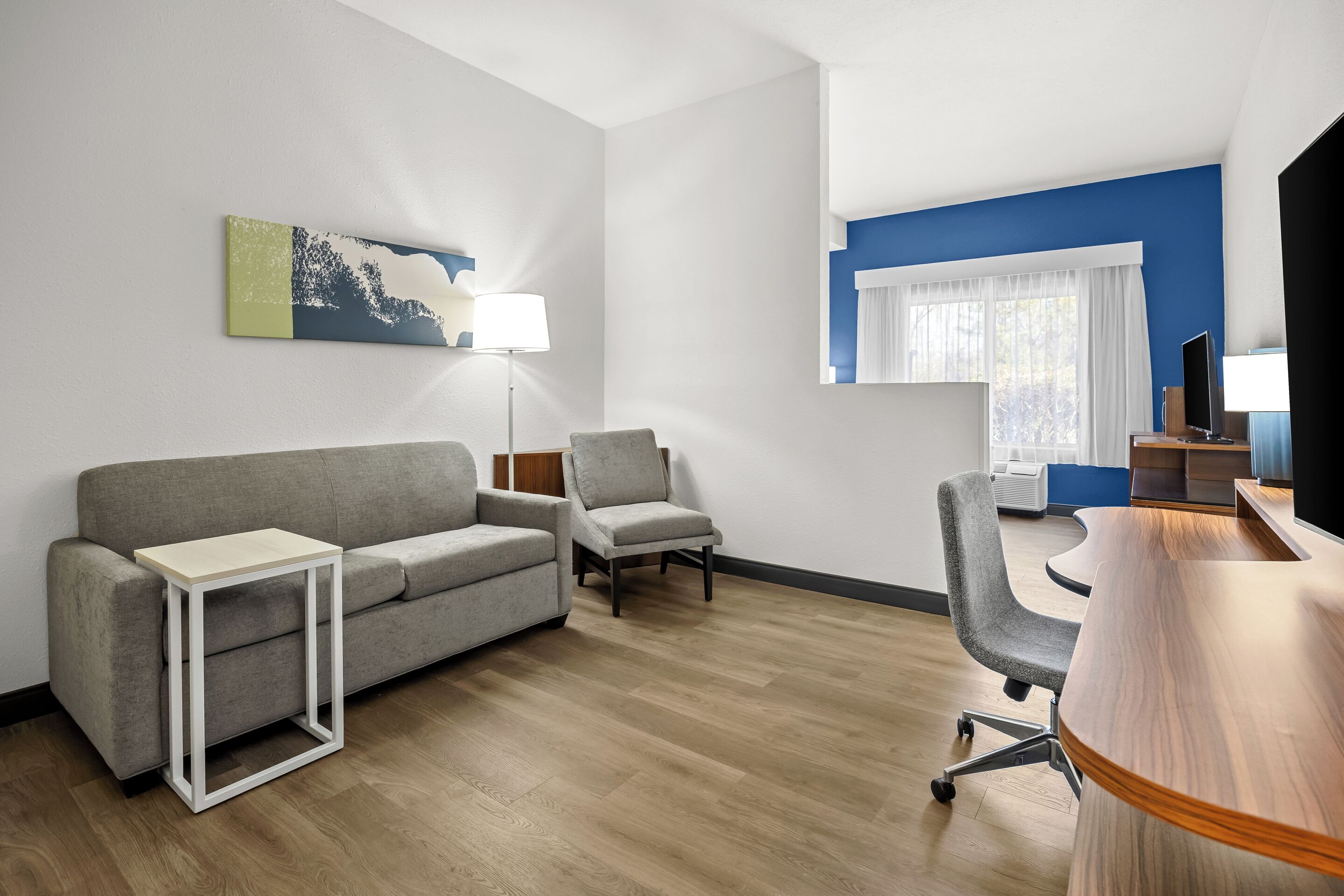 客房, 1 張特大雙人床及 1 張梳化床 | 高級寢具、特厚豪華床墊、房內夾萬、書桌