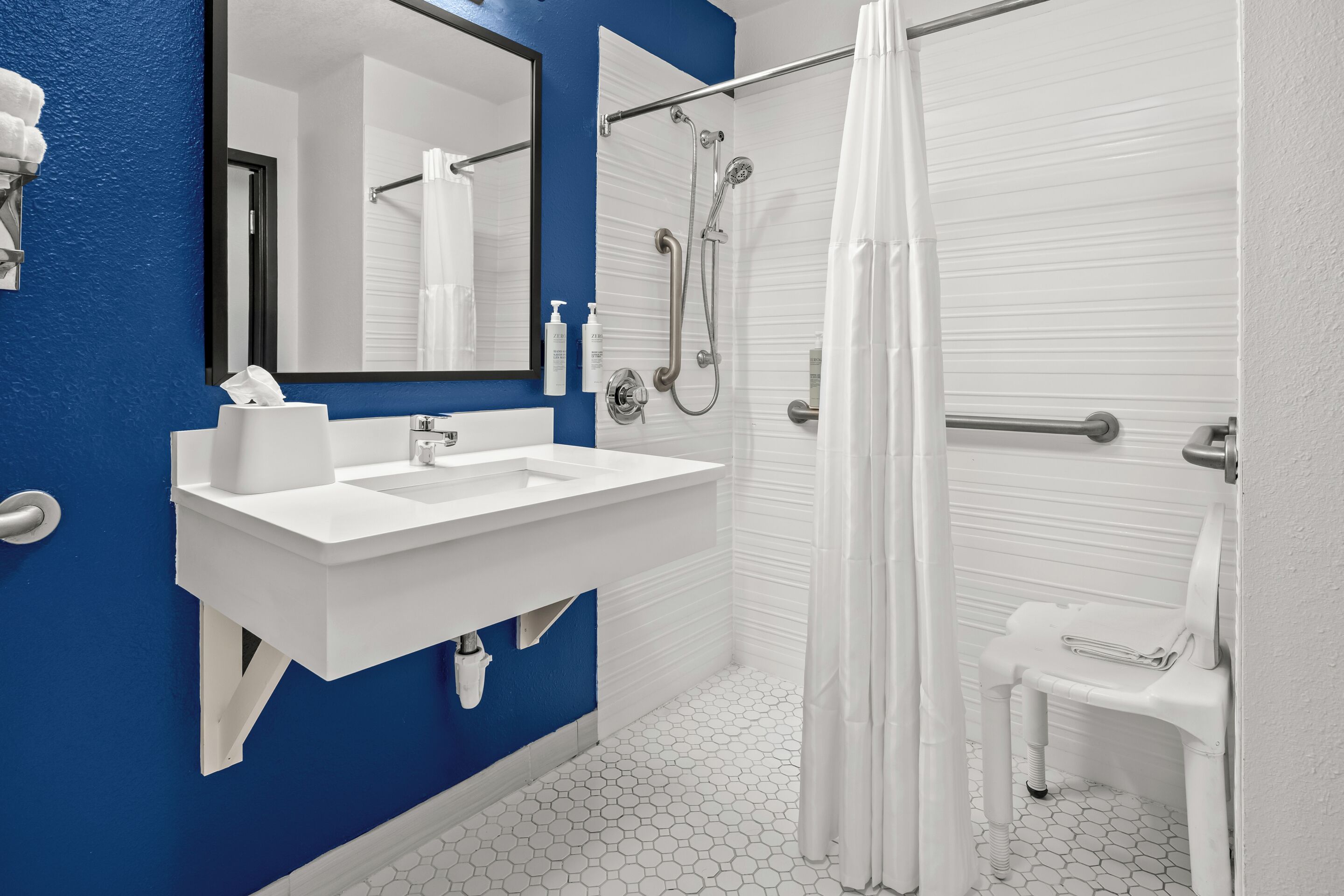 Ducha y bañera combinadas y artículos de higiene personal gratuitos