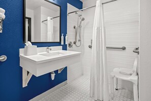 Combined shower/tub, free toiletries, hair dryer, towels - Spark by Hilton Macon North (Macon)