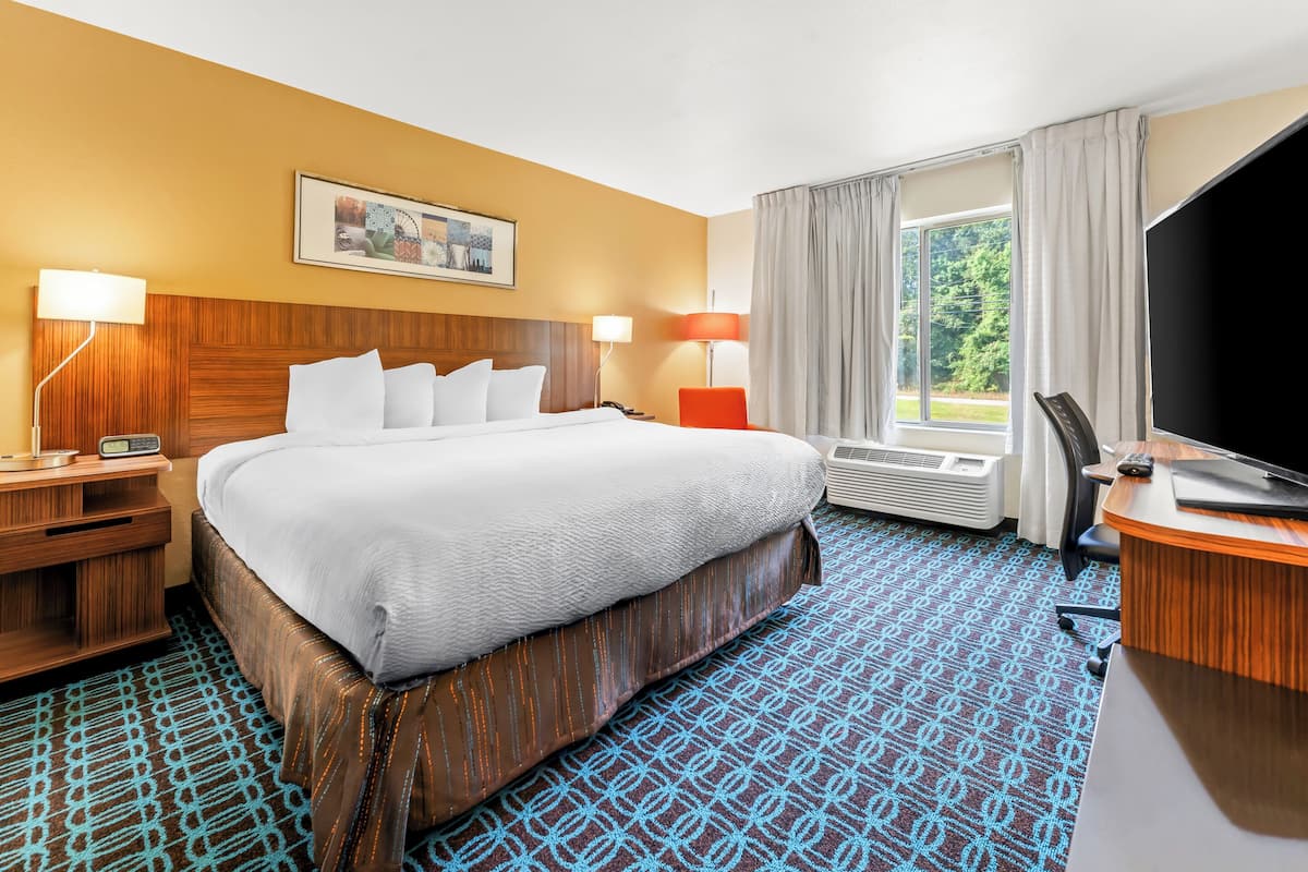 Standard Room, 1 King Bed, Non Smoking | Premium bedding, pillow-top beds, in-room safe, desk