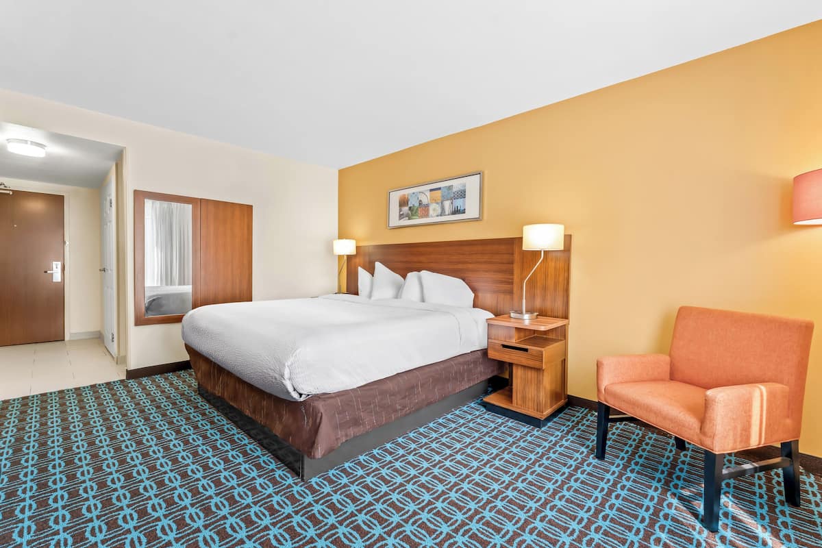 Room, 1 King Bed, Accessible, Non Smoking | Premium bedding, pillow-top beds, in-room safe, desk