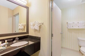 Combined shower/tub, free toiletries, hair dryer, towels - La Quinta Inn & Suites by Wyndham Manassas Battlefield (Manassas)