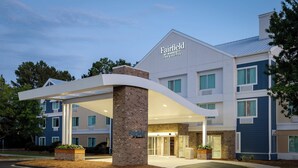 Een Fairfield by Marriott hotel met een moderne ingang, bakstenen pilaren en een overdekte doorgang.